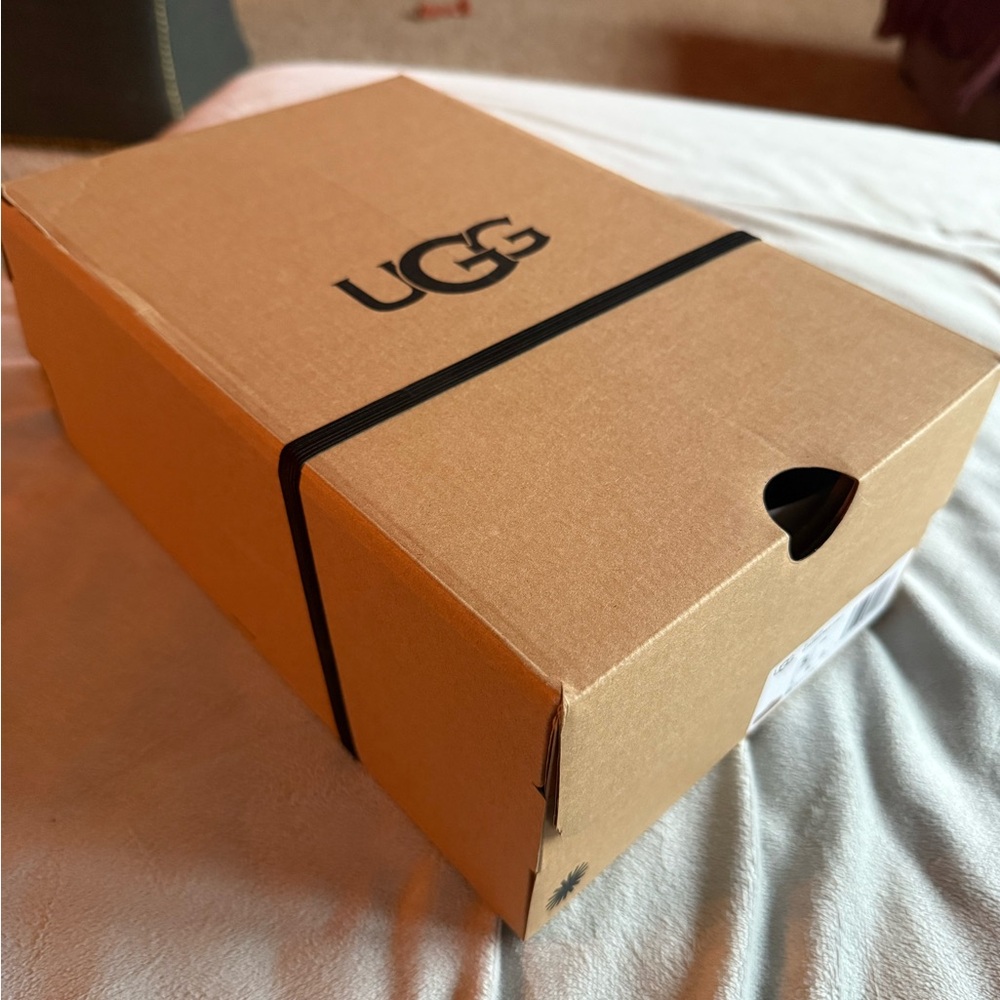 UGG Tasman Maxi Curly Shearling Slipper New in Box - Picture 3 of 10